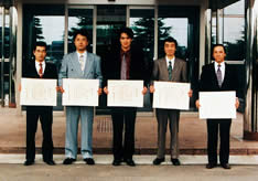 当社初の科学技術庁長官賞受賞者(96年4月)