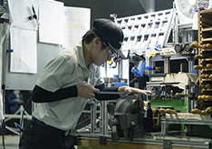 機械組立て競技の様子